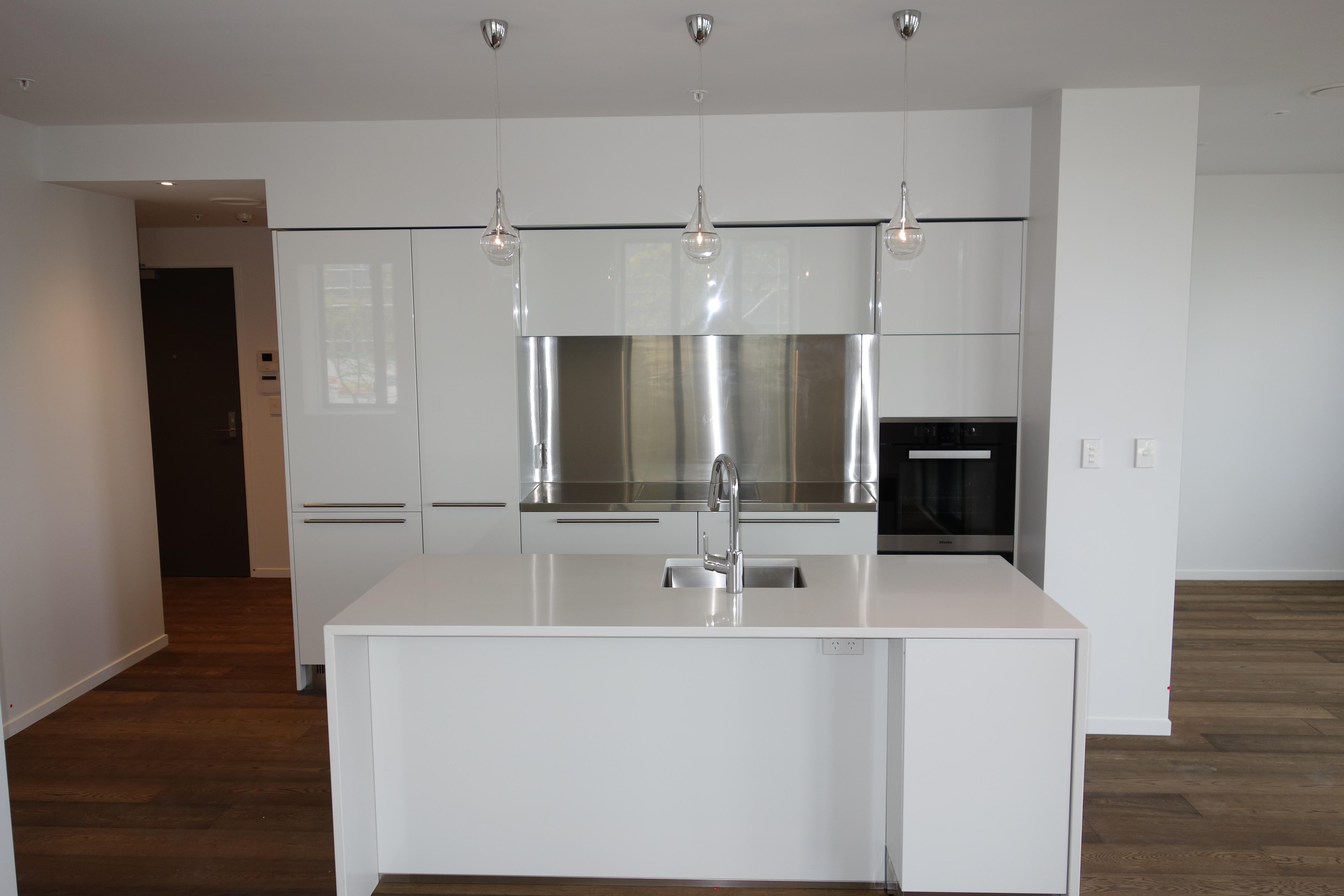 Gloss white kitchen with white tops by OnsiteJoiner